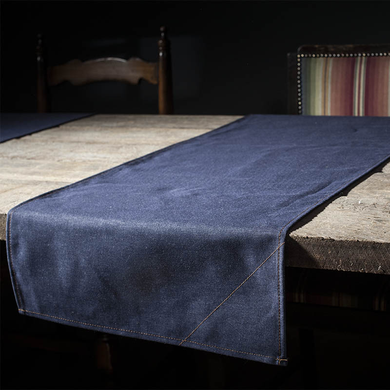 Denim tafelloper met siernaad.